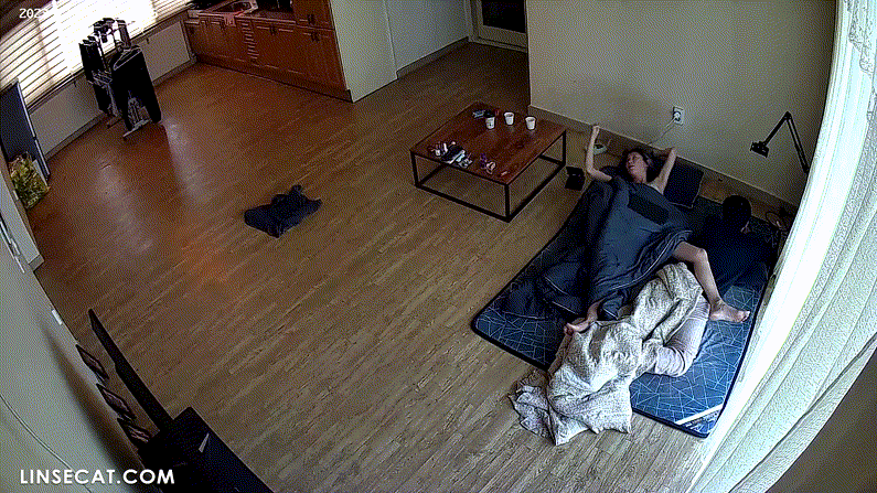 신작IP_거실에서 생활하는 여자 미리보기 2