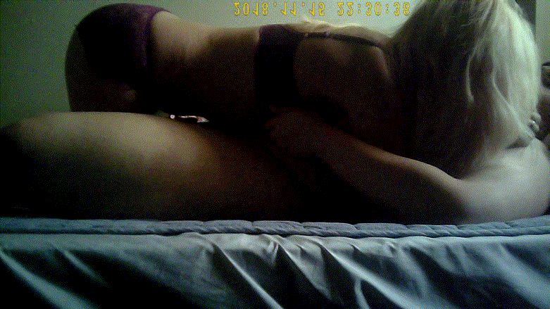 백마 금발우크라이나녀_정면샷 담배한대피고~[파란침대 옆각버젼] 미리보기 2