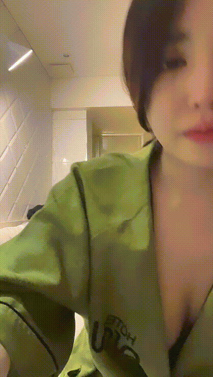 옆에 친구 자는데 벗는 존예녀 라방 (몸매 지리고 얼굴도 최상) 미리보기 2