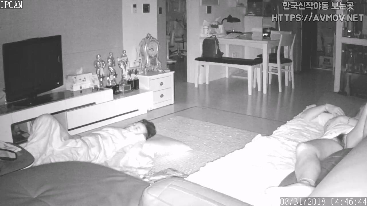 IP_쇼파에서 노팬티로 자는 쩍벌녀