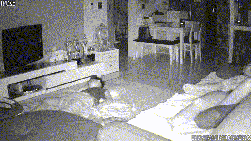 IP_쇼파에서 노팬티로 자는 쩍벌녀 미리보기 4