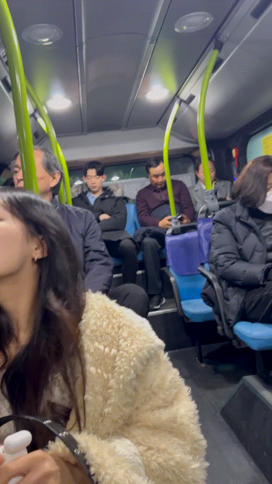 직촬_버스정류장에서 이쁜년 따라가 응디밑살 찍고 앉아 있는거 도ㅊ 미리보기 3