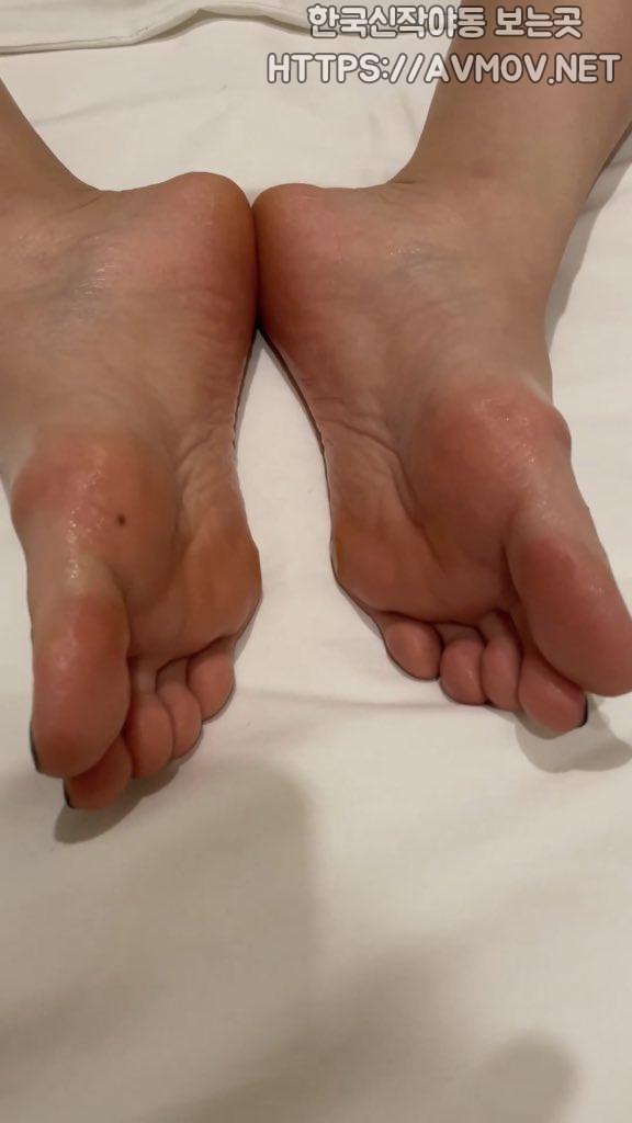 [풋] NO.68D 맨발_팬티도끼녀 미리보기 9