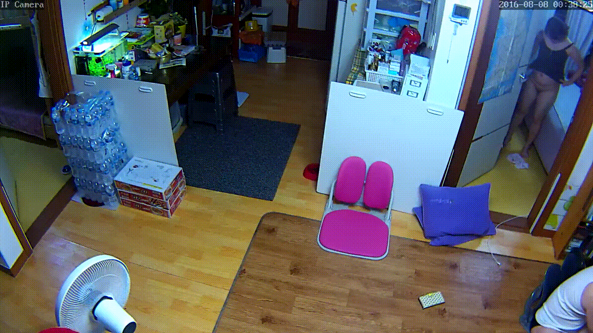 IP_벗고 돌아 다니는 엄마 [거실/방] 보지에 약바르기 미리보기 1