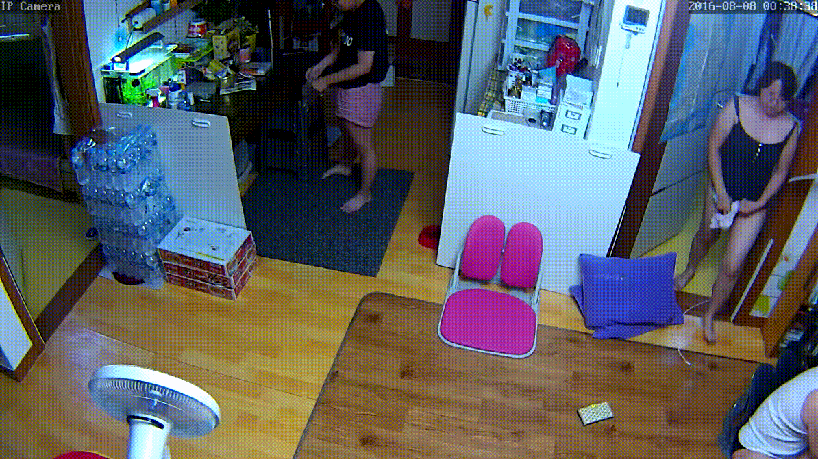 IP_벗고 돌아 다니는 엄마 [거실/방] 보지에 약바르기 미리보기 2