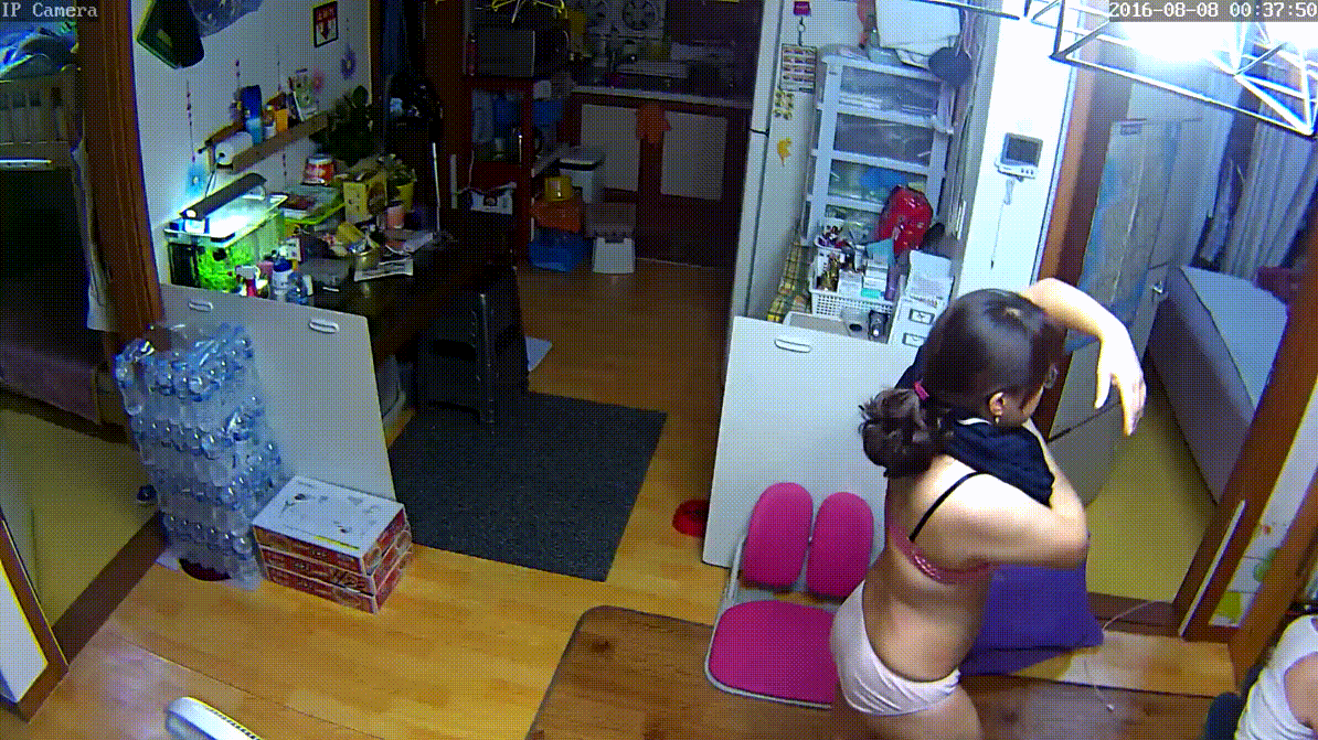 IP_벗고 돌아 다니는 엄마 [거실/방] 보지에 약바르기 미리보기 3