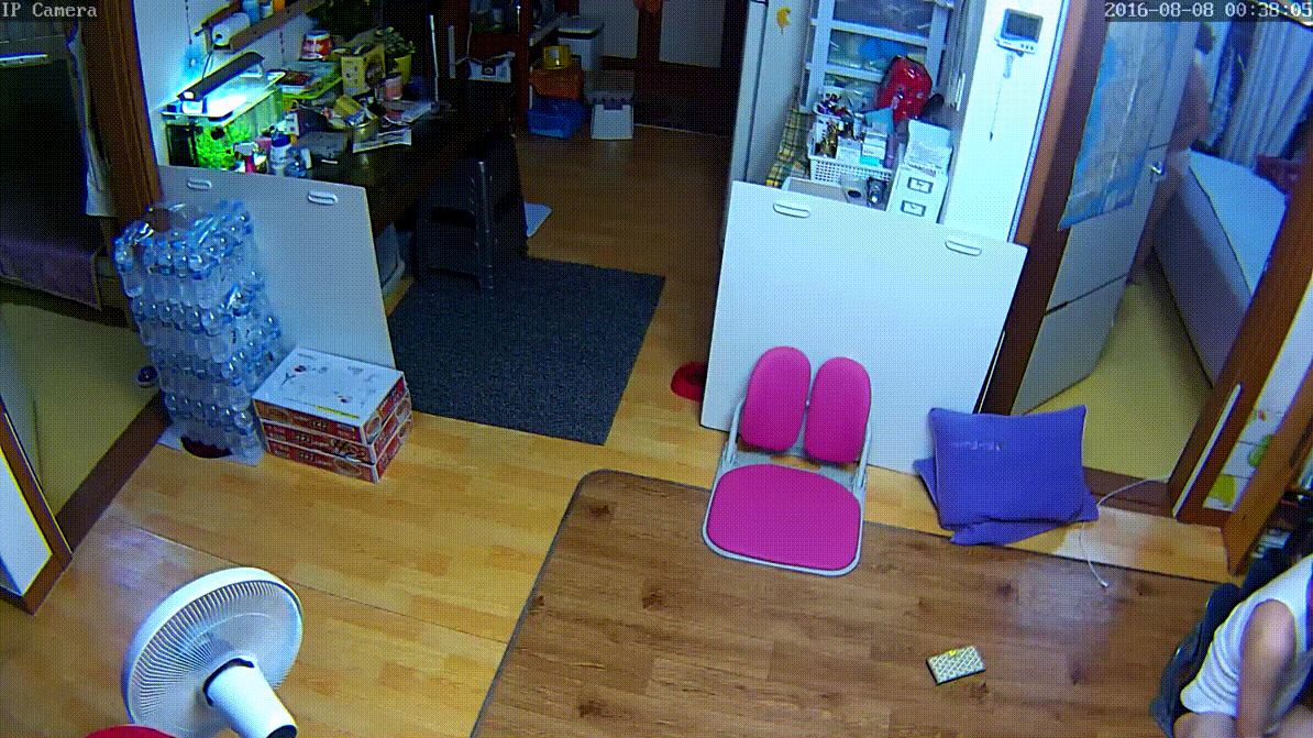 IP_벗고 돌아 다니는 엄마 [거실/방] 보지에 약바르기 미리보기 4