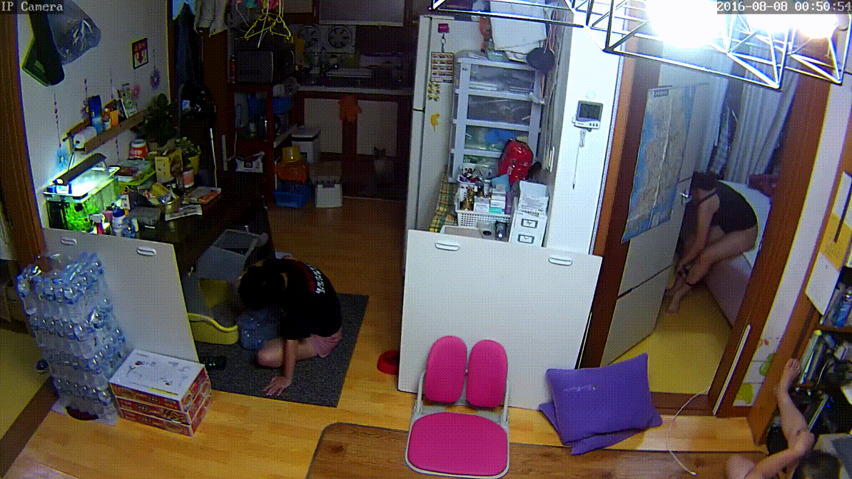 IP_벗고 돌아 다니는 엄마 [거실/방] 보지에 약바르기 미리보기 8