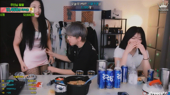 영민_헌팅녀들 2대1 코스프레입히고 짬지만지기 미리보기 2