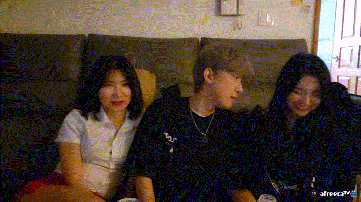 영민_헌팅녀들 2대1 코스프레입히고 짬지만지기 미리보기 5