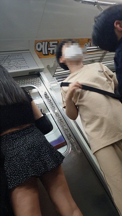 지하철 땡땡이 치마 외국인 미리보기 2