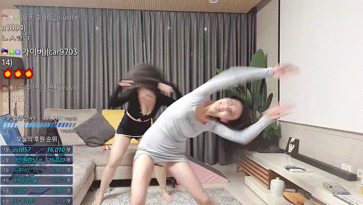 세아_여캠 2명 팬티노출 합방 중 보지냄새맡기 미리보기 6