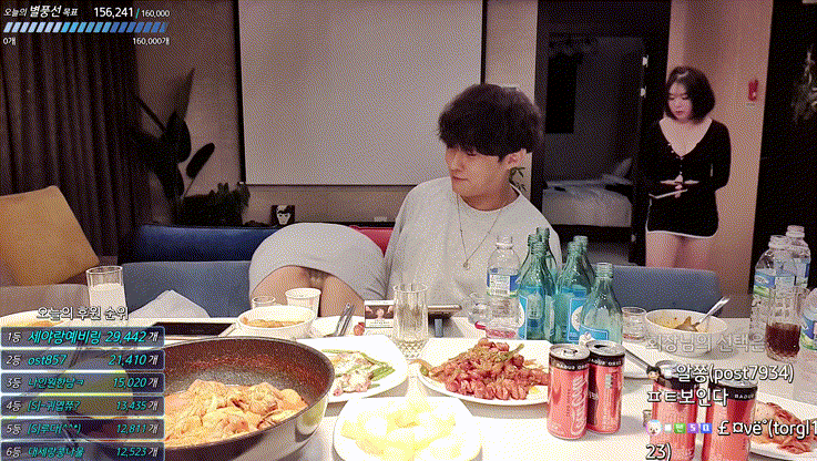 세아_여캠 2명 팬티노출 합방 중 보지냄새맡기 미리보기 8