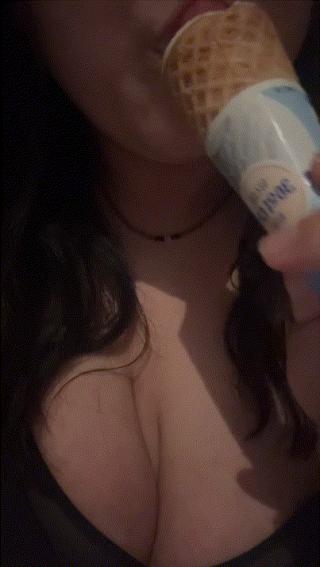 인스타_생리중 자위하는 아이스크림녀 [핵거유빅파이/보지털.자위 핏물_혐]