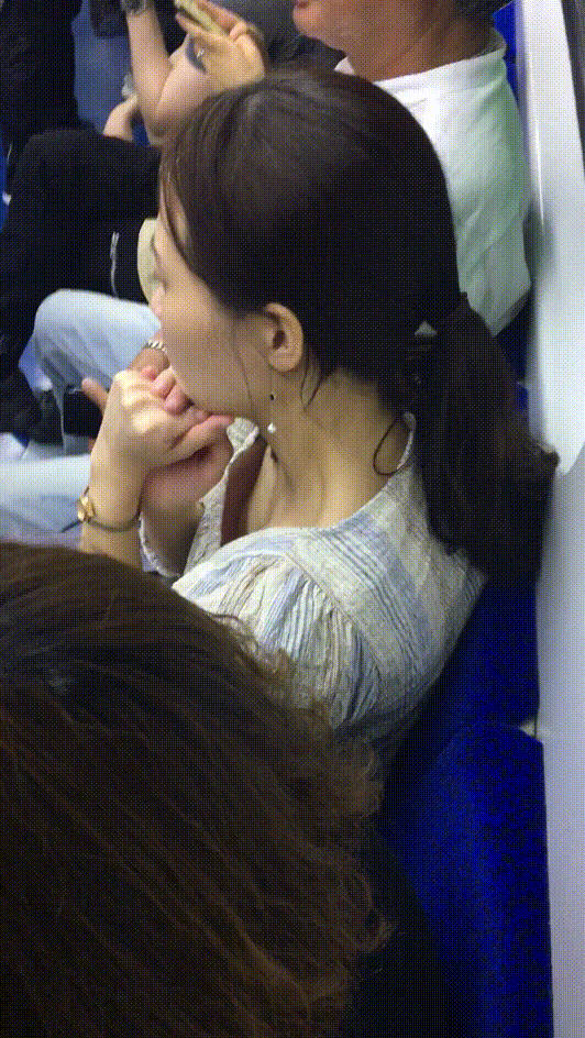 지하철 가슴골 2명 미리보기 3