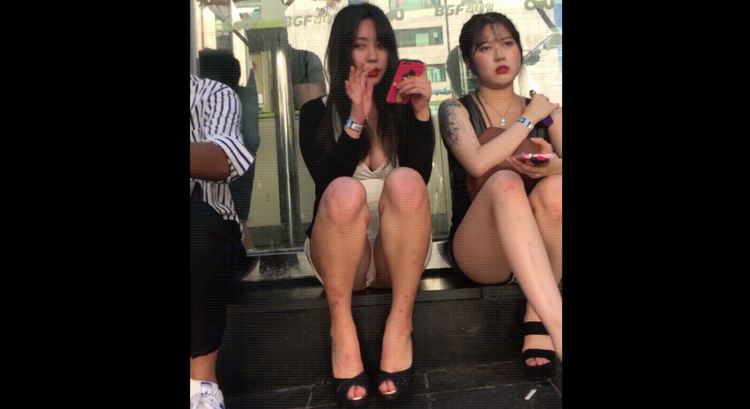 [레젼드꼴림작] 편의점 앞 앉아있는 팬티녀