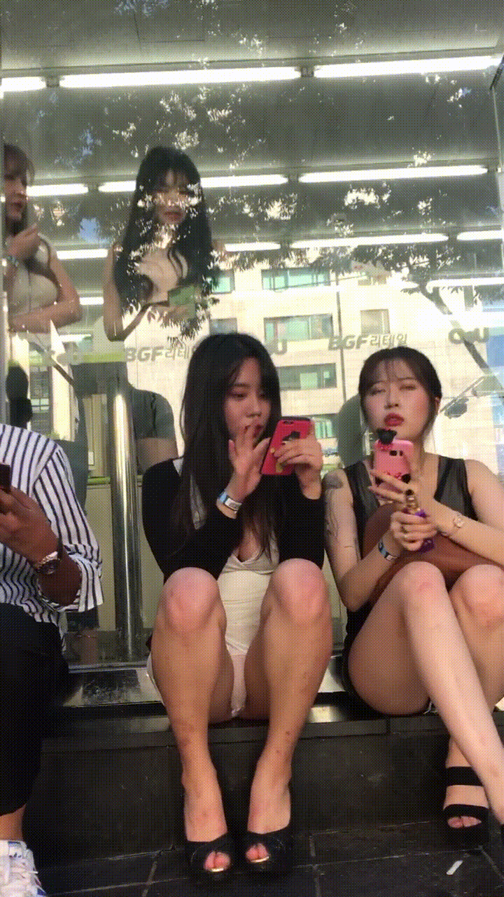 [레젼드꼴림작] 편의점 앞 앉아있는 팬티녀 미리보기 2