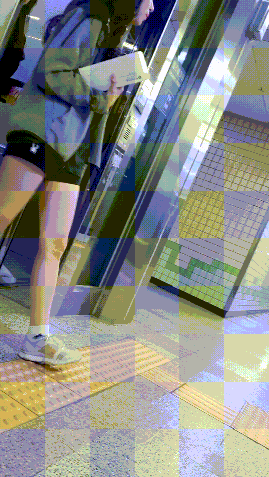 지하철 흰색핫팬츠녀+친구 업스 10V 미리보기 2
