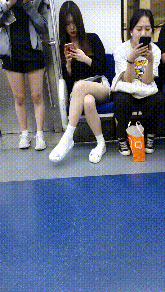 지하철 흰색핫팬츠녀+친구 업스 10V 미리보기 6