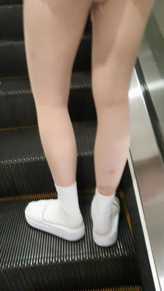 지하철 흰색핫팬츠녀+친구 업스 10V 미리보기 8