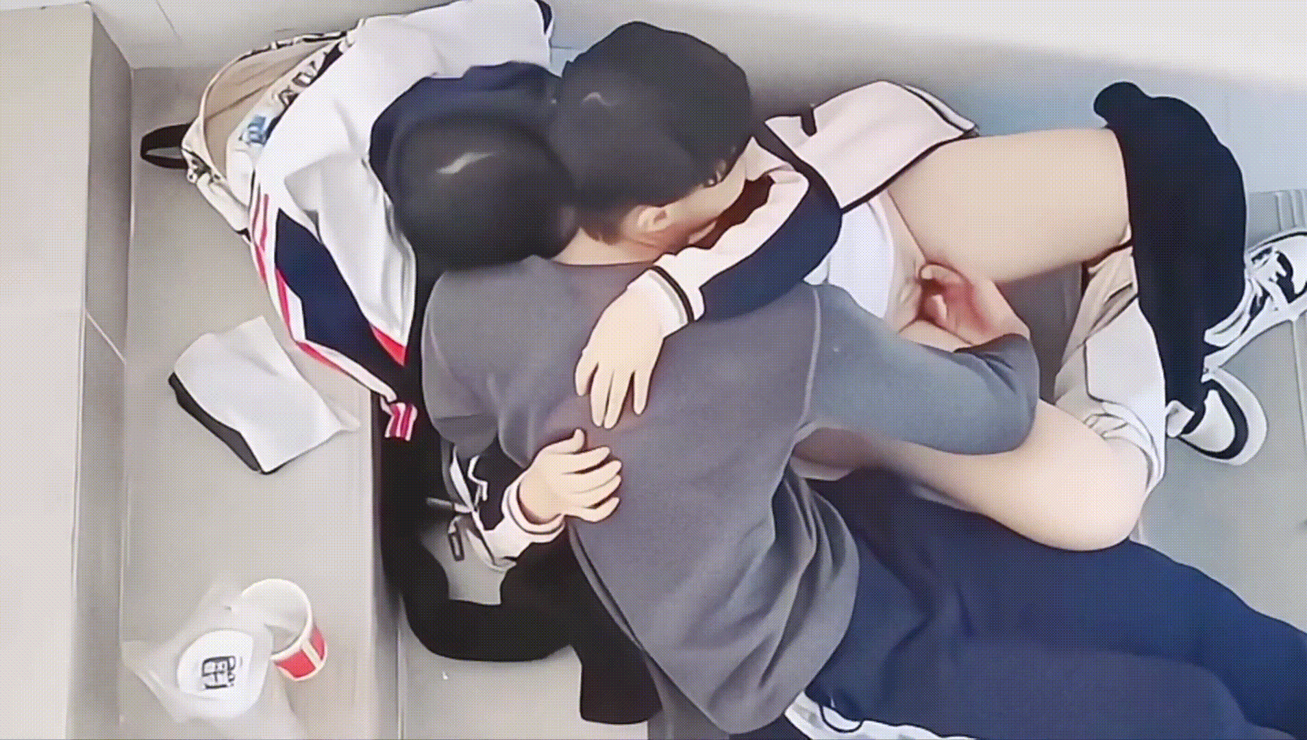 어린커플_계단에서 시후오키 미리보기 2