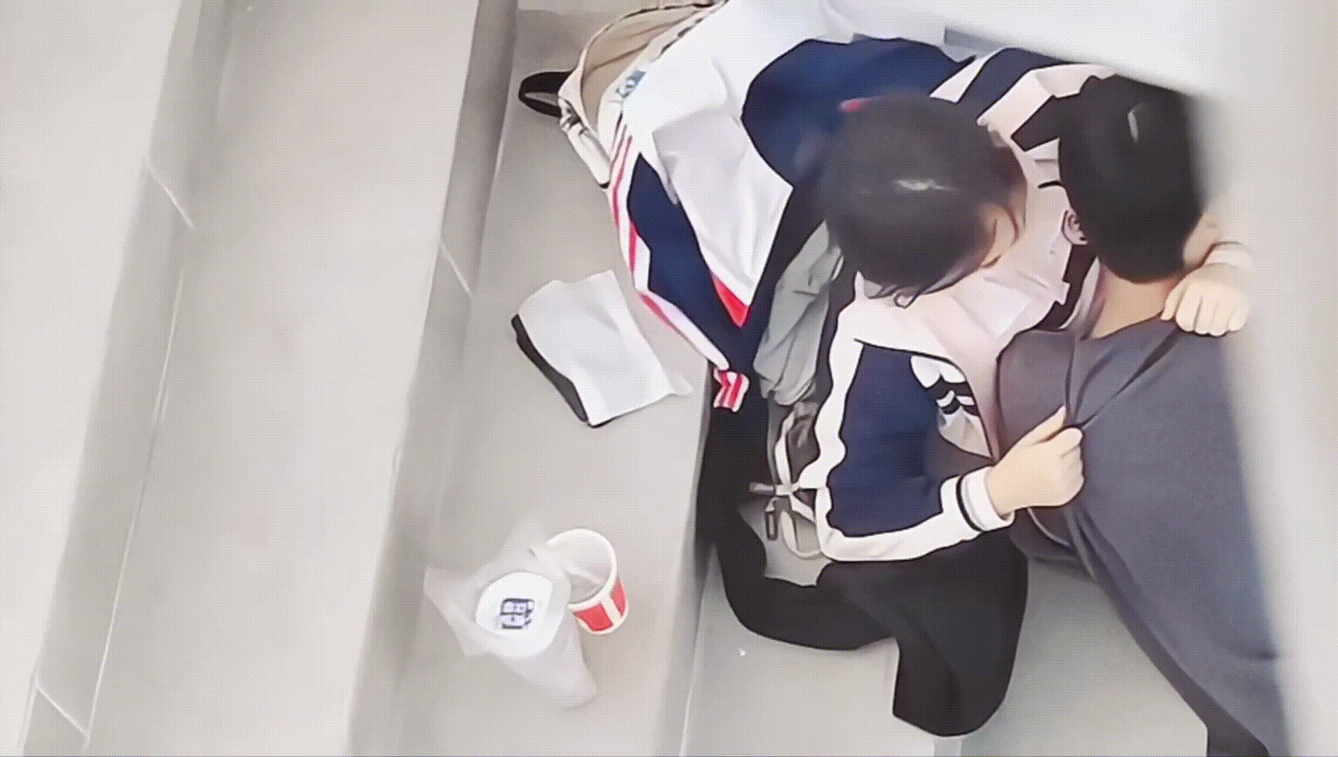 어린커플_계단에서 시후오키 미리보기 4