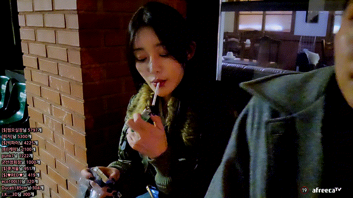 [야킹] 존예녀 2명 섭외_흰후드녀.가슴지림 10v/6.08기가 미리보기 5