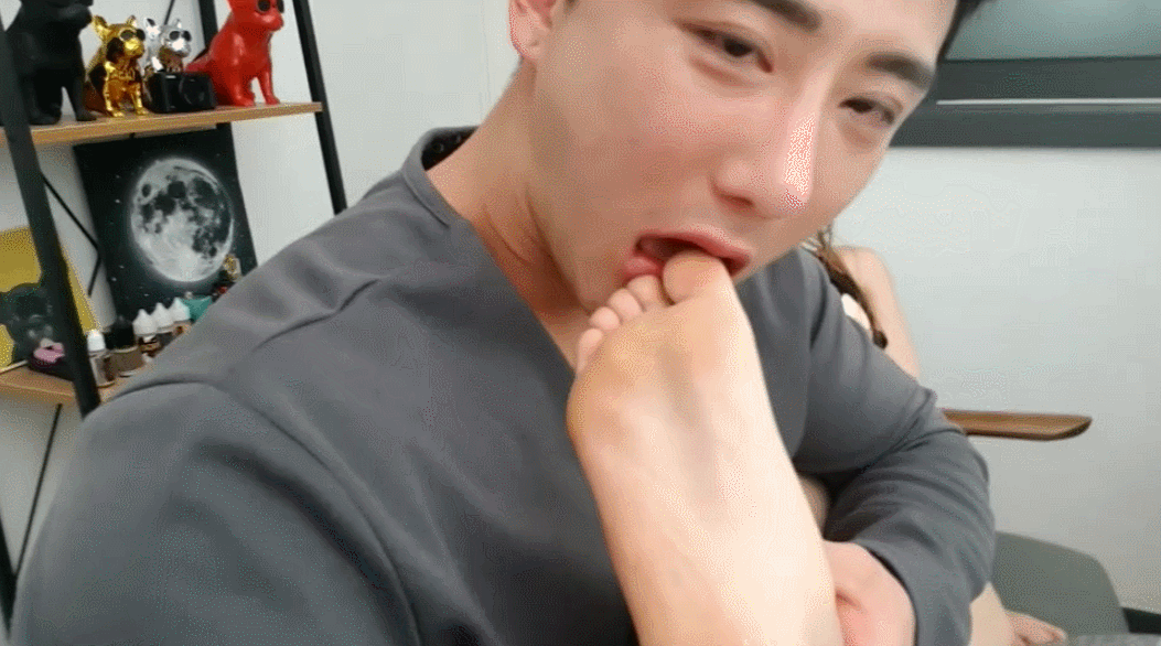 윤가호_슬렌더 역대급존예게스트 [맛있는 발가락 빨기녀] 미리보기 6