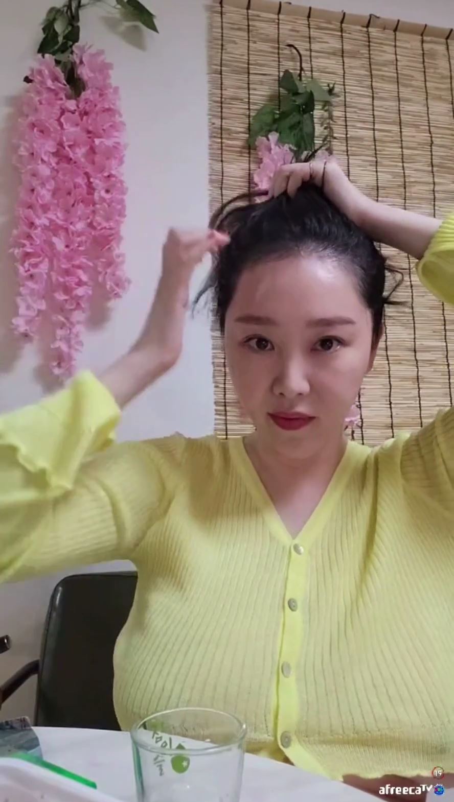 아프리카 여캠누나_머리만지다 거유빅파이노출 미리보기 4