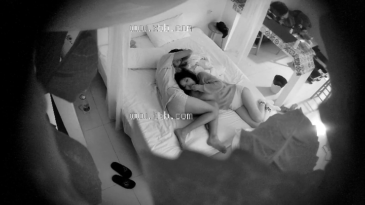 이쁘고 잘생긴 젊은 커플 자취방