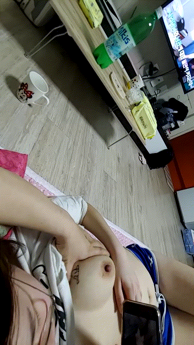 여친 몰래 방송키고_젖/보지 만지기 [얼굴노출] 미리보기 2