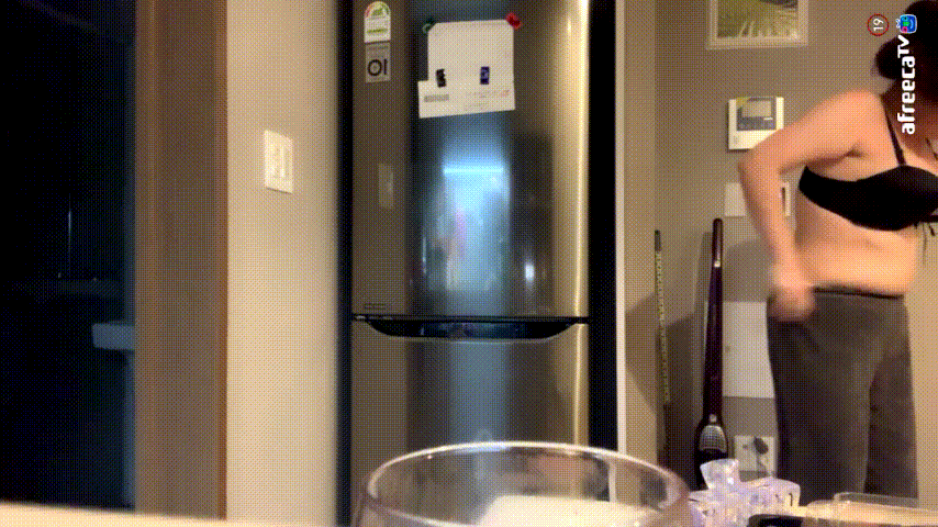 아프리카_초로키 [8V] 꼭노/방송 켜진지 모르고 찐뱃살 노출 미리보기 1