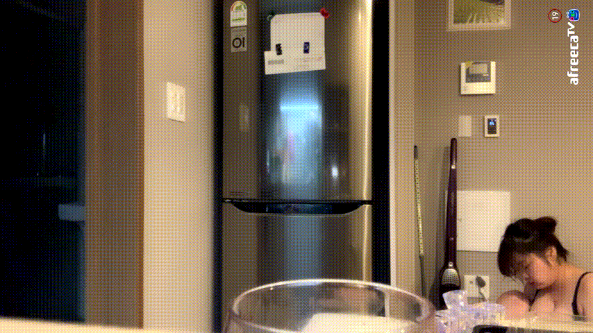 아프리카_초로키 [8V] 꼭노/방송 켜진지 모르고 찐뱃살 노출 미리보기 2