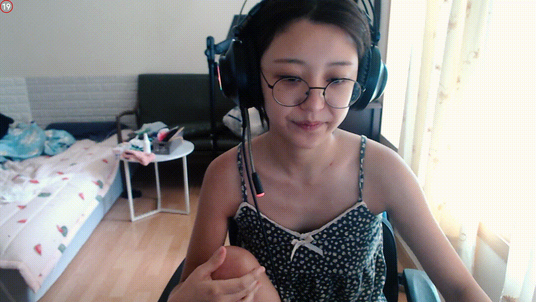 융륭이오 최근 방송 꼭지 시스루 + 입안 침 미리보기 4