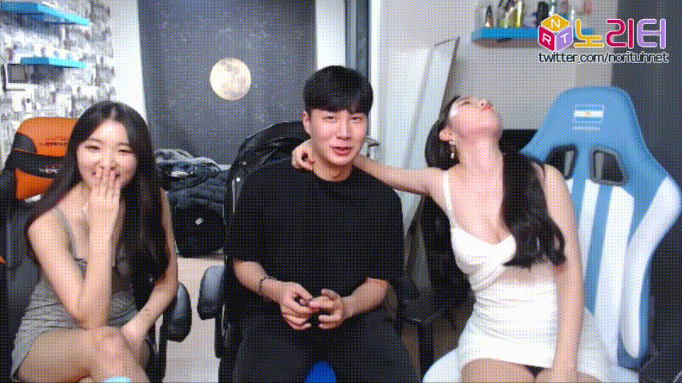 쓰따_얼굴/몸매까지 똑같은_자식농사 망한 일란성 쌍둥이녀들 미리보기 1