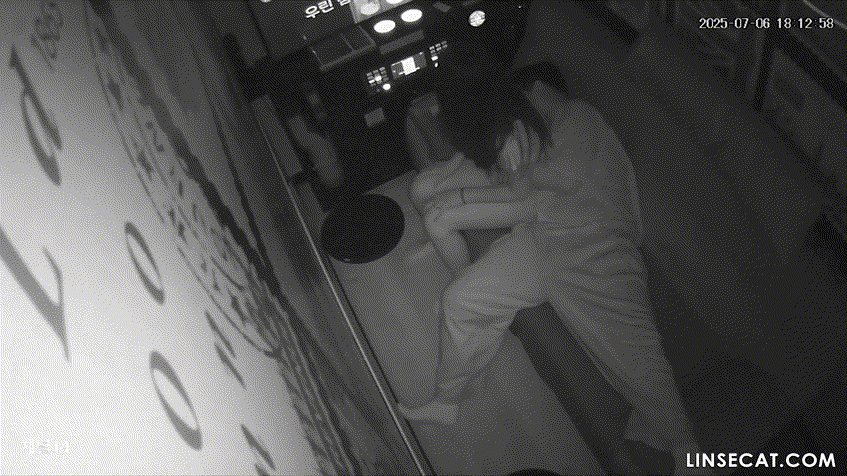 신작IP ✨ 노래방.여친 발냄새에 흥분_시오후키 미리보기 10