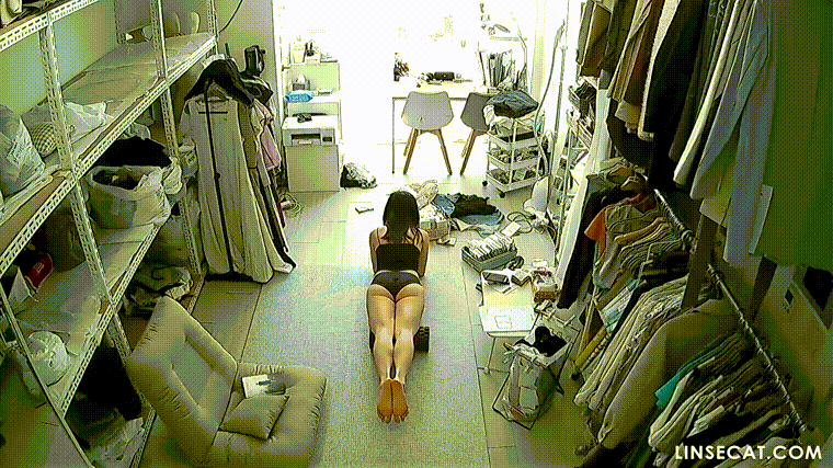 신작IP ✨ 쇼핑몰_청소와 요가를 즐기는 여사장님 미리보기 2