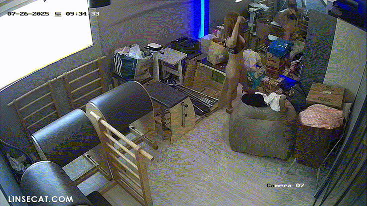 신작IP ✨필라테스 탈의실 [보지/겨드랑이 냄새맡는 강사] 미리보기 4