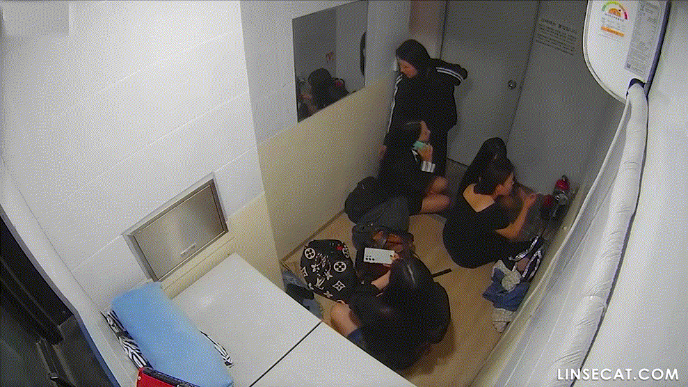 신작IP ✨ 호스트바 대기실_옷 갈아입는 걸레들 미리보기 9