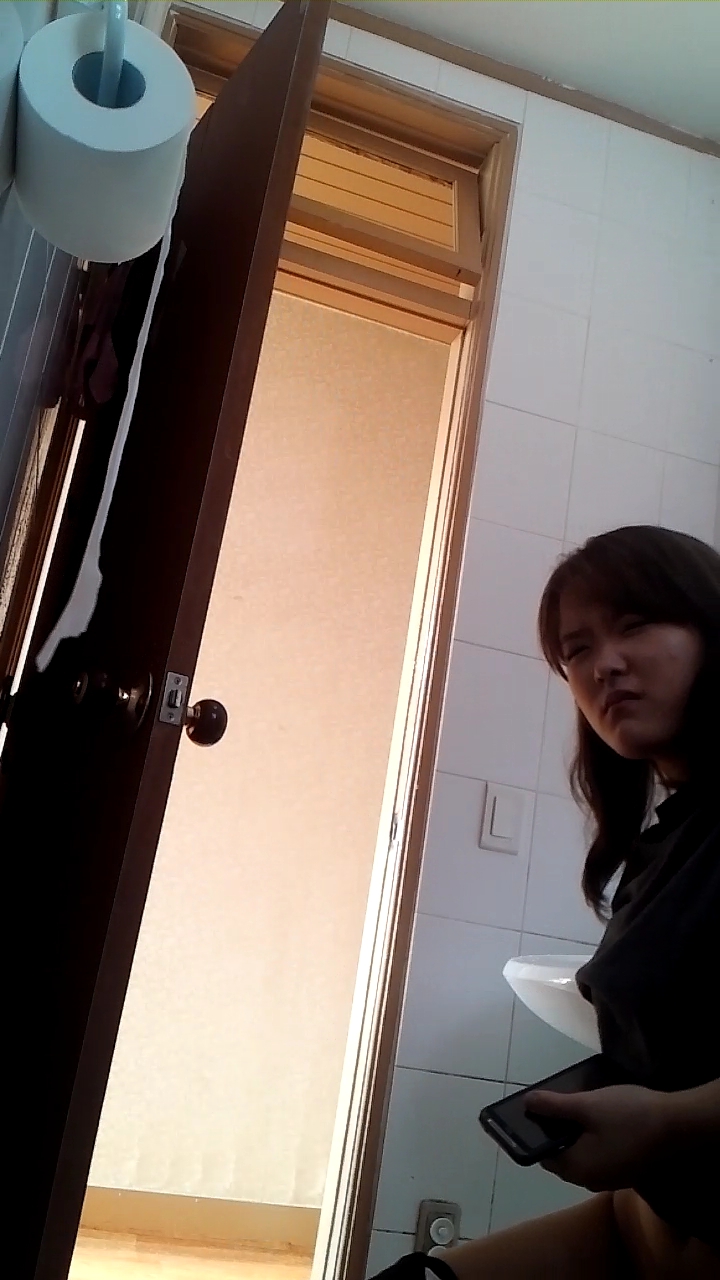 일베충 친여동생 차진희 [여동생 화장실 몰카충] 1V.32P