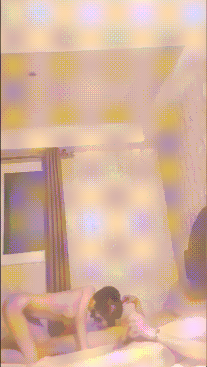 어린 가슴 큰 슬랜더 2대1 쓰리썸 미리보기 2