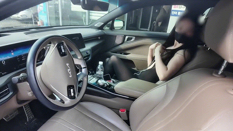 화끈한 노출 의상으로 주유하고 달리는 차에서 사까시 미리보기 1