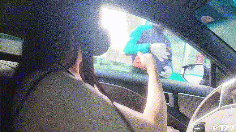 화끈한 노출 의상으로 주유하고 달리는 차에서 사까시 미리보기 9