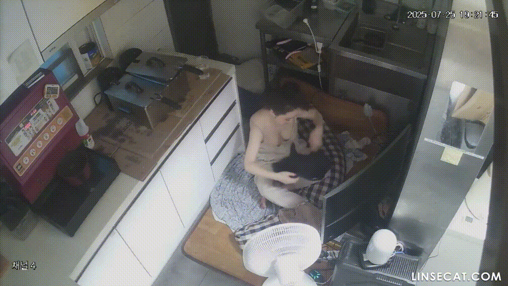 IP신작 ✨ 커피숖 가슴큰 여사장 : 싱크대에서 오줌누고~머리 감고~ 미리보기 2