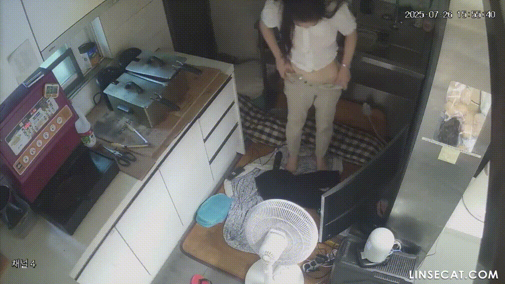 IP신작 ✨ 커피숖 가슴큰 여사장 : 싱크대에서 오줌누고~머리 감고~ 미리보기 3