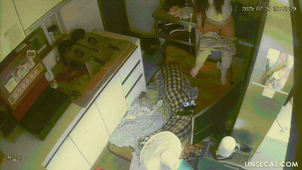 IP신작 ✨ 커피숖 가슴큰 여사장 : 싱크대에서 오줌누고~머리 감고~ 미리보기 5