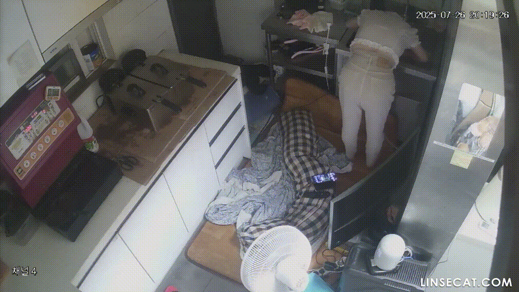 IP신작 ✨ 커피숖 가슴큰 여사장 : 싱크대에서 오줌누고~머리 감고~ 미리보기 6