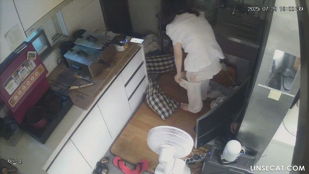 IP신작 ✨ 커피숖 가슴큰 여사장 : 싱크대에서 오줌누고~머리 감고~ 미리보기 7