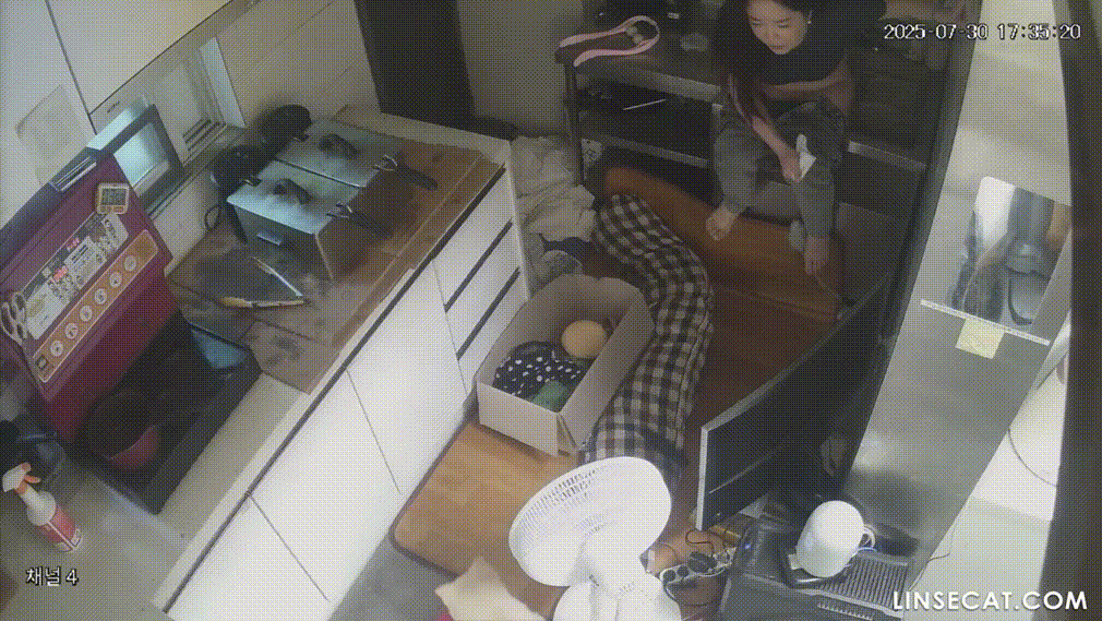 IP신작 ✨ 커피숖 가슴큰 여사장 : 싱크대에서 오줌누고~머리 감고~ 미리보기 8