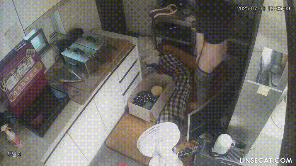 IP신작 ✨ 커피숖 가슴큰 여사장 : 싱크대에서 오줌누고~머리 감고~ 미리보기 9